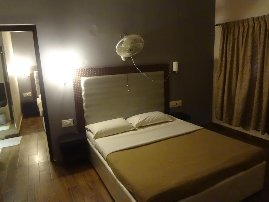 Hotel New Rajdarshan ماديكيري الغرفة الصورة